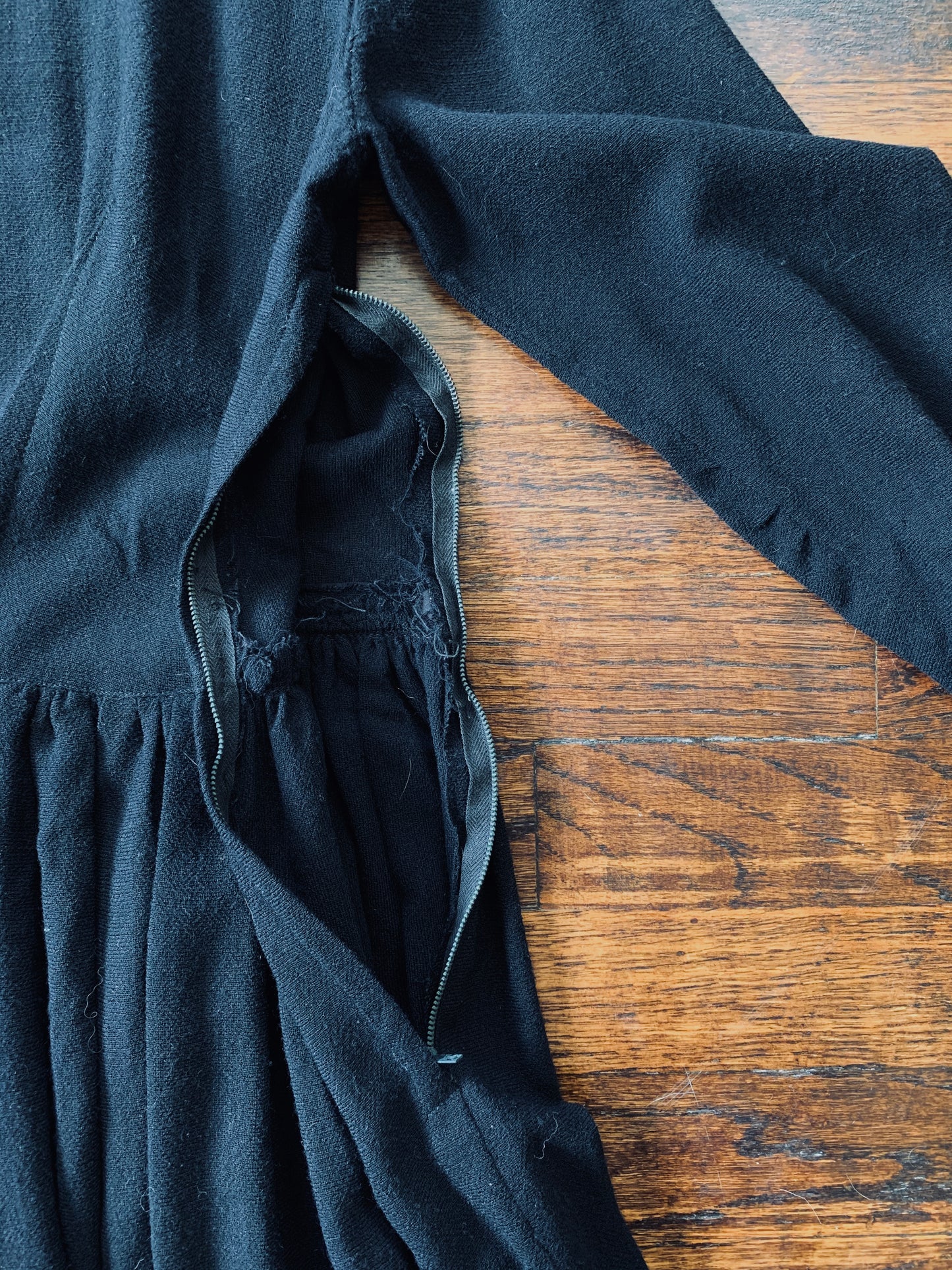 1940’s Wool Mourning Dress | Medium